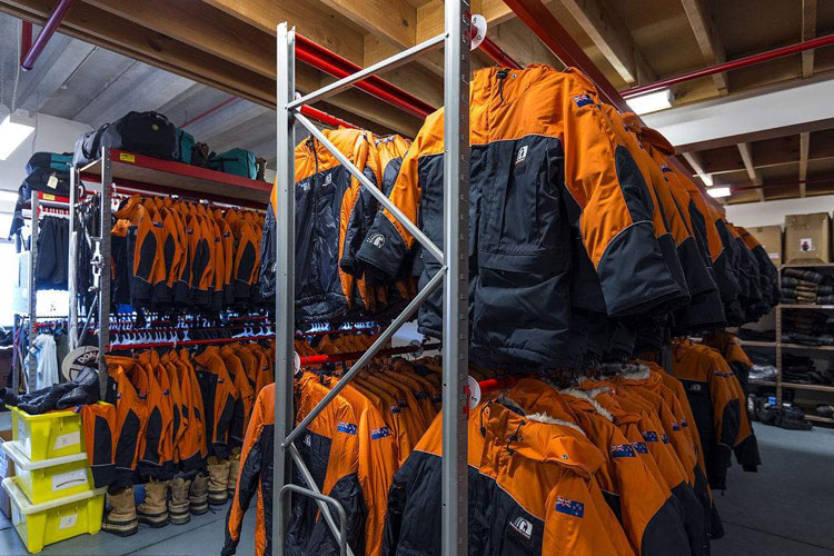 服裝倉庫如何除濕？倉庫除濕機輕松應(yīng)對潮濕問題